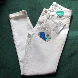 YMI Mid rise white ankle jeans